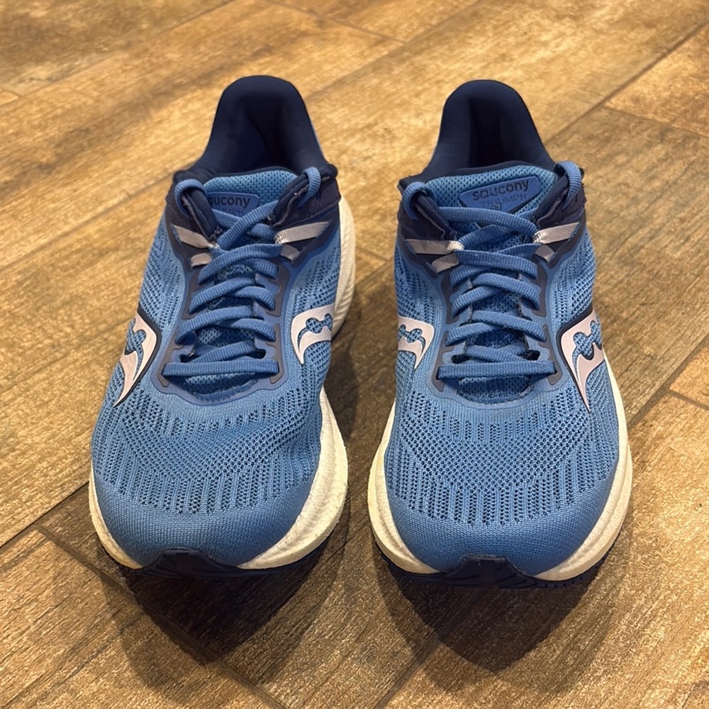 Saucony Triumph 21 Blue and White Athletic Running Shoes. EUC